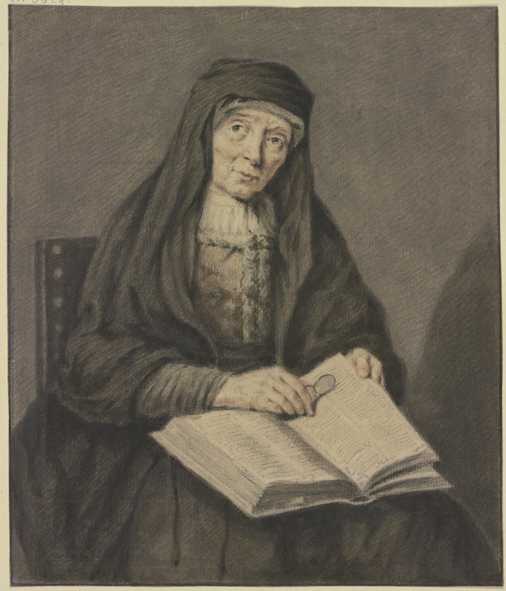 Sitzende alte Frau in einem Buch lesend sie hält die Brille in der Hand Kniestüc