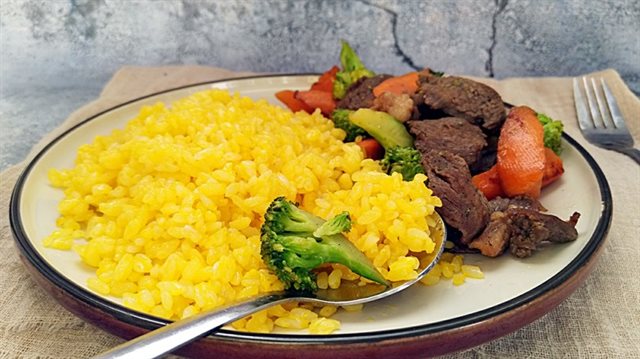 Cơm Chiên Vàng Kèm Thịt Bò Xào Rau Củ