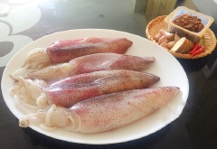 Me ngâm nước nóng cho mềm, sau đó cho qua rây lọc lấy phần thịt me. Gừng cạo vỏ, rửa sạch, 2/3 thái sợi và 1/3 còn lại bằm nhỏ. Tỏi bóc vỏ, rửa sạch, bằm nhỏ. Ớt cũng rửa sạch thái lát.