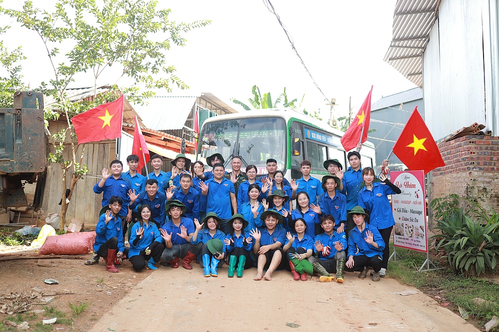 Tuổi trẻ Trường Đại học Tây Bắc phát huy tinh thần tình nguyện, xung kích vì cộng đồng, tham gia hỗ trợ khắc phục hậu quả mưa lũ
