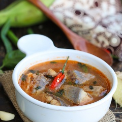 Múc canh ra bát rồi thưởng thức nhé. Bên ngoài trời thật lạnh, hãy cùng cả nhà quây quần bên bữa tối nóng hổi với bát canh cá nấu cay lạ miệng mà rất dễ ăn này nhé!