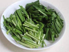 Hẹ nhặt sạch, rửa sạch, cắt khúc ngắn 2-3cm. Cà rốt gọt vỏ, thái lát nhỏ. Tỏi thái nhỏ, gừng băm nhỏ. Hành lá cắt khúc ngắn.