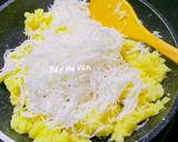 Làm nhân dừa đậu xanh:
- Dừa nạo cho ra chén.
- Đậu xanh ngâm khoảng 3-4 tiếng rồi rửa sạch đậu xanh,hấp chín cùng với xíu muối,sau đó tán nhuyễn.
- Cho đường vào nồi, trộn đều cùng đậu xanh.Khi hỗn hợp đã nhuyễn,nêm nếm lại theo khẩu vị rồi tắt bếp.
- Cho đậu xanh vào chảo,đảo đều tay,cho thêm dừa nạo vào,tiếp tục đảo đều thêm khoảng 10 phút nữa rồi tắt bếp. và chờ hỗn hợp nguội bớt thì nặn thành những viên nhân nhỏ,đều tay.