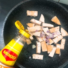 Cho dầu ăn vào chảo nóng, cho chả vào chiên vàng 2 mặt. Sau đó, thêm vào 2 muỗng canh nước tương, 1 muỗng canh mật ong, 1 muỗng tiêu xay, hành tím vào trộn đều cho đến khi vàng. Tắt bếp.
