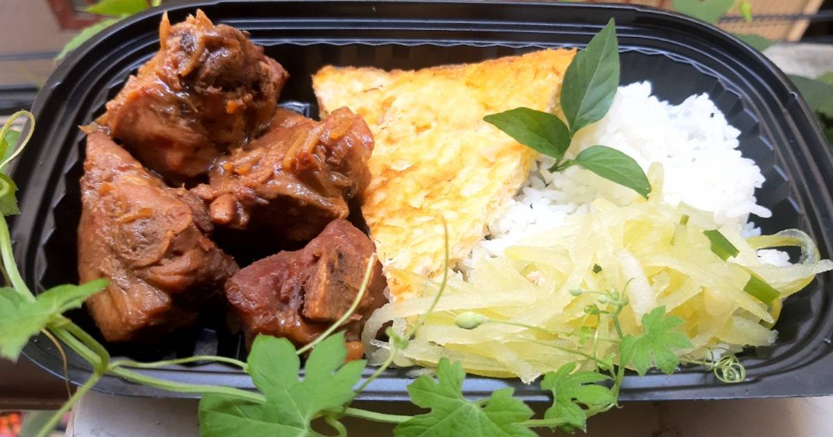 Hộp cơm vui vẻ 3 (gà rang gừng, trứng chiên cải thảo, bí xanh xào)