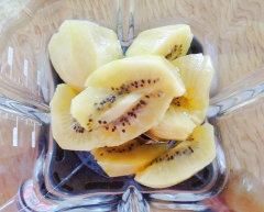 Kiwi gọt vỏ, cắt miếng, cho vào máy xay sinh tố.