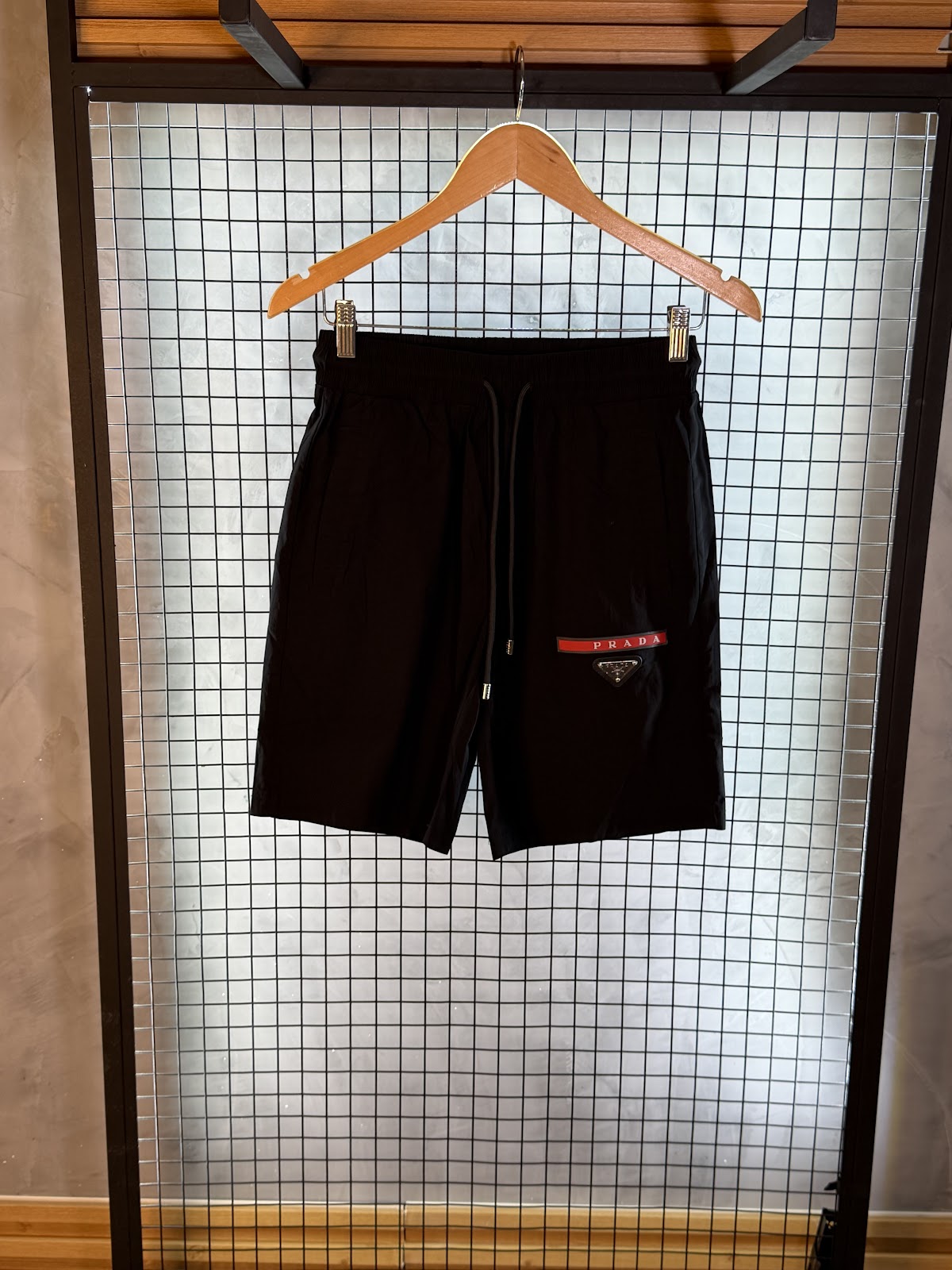 Bermuda_Prada_Preta_vermelho3 - Imagem 2