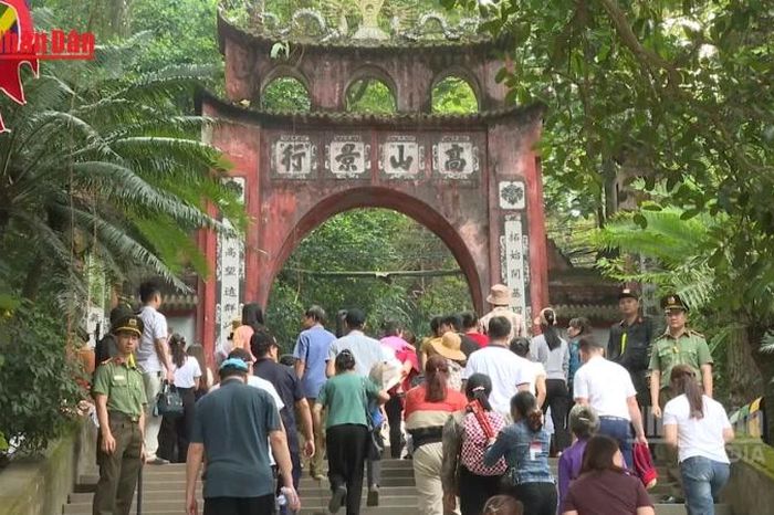 [Video] Bảo đảm an ninh trật tự tại Lễ hội Đền Hùng - Báo Nhân Dân