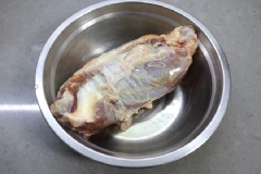 Làm sạch bắp bò, rửa sạch rồi để riêng. Cắt lát gừng, cắt khúc hành lá. Chuẩn bị đầy đủ các loại hương liệu hầm bắp bò gồm: Nhục đậu khấu, hoa hồi, thanh quế, nguyệt quế, ớt khô, thảo quả, vỏ quýt khô.