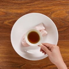 Sau đó, ướp vào thịt 3 muỗng canh dầu động phộng, 2 muỗng canh dầu mè, 1 muỗng canh rượu trắng, 1.5 muỗng cà phê đường, 1/2 muỗng cà phê muối, 1/2 muỗng cà phê tiêu. Thoa đều gia vị để thịt ngấm trong 30 phút.