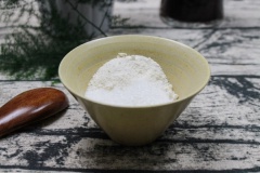 Cho nước cốt trà vào nồi, đun sôi trở lại. Trộn đều 4gr bột rau câu dẻo với 70gr đường rồi cho vào hỗn hợp nước cốt trà đang sôi, khuấy đều và riu nhỏ lửa trong 5 phút để bột rau câu nở đều. Khi bột rau câu đã nở (không còn vón cục) thì một lớp mỏng hồng trà vào khuôn.