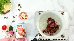 Cho 600ml nước cho vào nồi nấu sôi, sau đó thêm 30gr nụ hoa hồng khô vào nấu lửa vừa 15 phút. Khi trà ra hết, nước chuyển sang màu hồng nhạt thì tắt bếp.