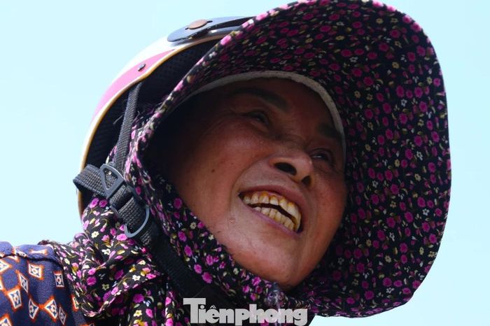 Nắng hơn 40 độ C, người lao động miệt mài mưu sinh - Báo Tiền Phong