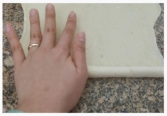 Khi tạo hình một khối bột thì mình nên phủ một chiếc khăn lên phần bột còn lại để tránh bột bị khô. Tiến hành cán khối bột thành hình chữ nhật, rồi lại lật ngang miếng bột lại và cán tiếp. Cán đi cán lại vài lần cho đến khi miếng bột mỏng đi. Nếu muốn ổ bánh mì ngắn và bề ngang rộng hơn thì bạn cuộn tròn lại từ chiều ngắn hơn của miếng bột. Còn nếu muốn ổ bánh dài và bề ngang hẹp thì cuộn tròn miếng bột từ chiều dài hơn của miếng bột. Cuộn nhẹ mép đầu tiên của miếng bột rồi dùng tay đẩy nhẹ cho miếng bột tự cuộn tròn lại.