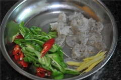 Tôm mua về bóc sạch vỏ, bỏ chỉ đen, rửa sạch. Ớt bỏ hạt thái miếng nhỏ. Gừng thái sợi chỉ. Đun nóng 2 muỗng canh dầu ăn, cho gừng vào đảo đều cho thơm, thêm vào tôm đảo cho săn lại. Tiếp đên thêm ớt vào đảo đều. Nêm 1/2 muỗng cà phê muối, 2 muỗng canh nước tương, 1/2 muỗng canh dầu hào, xào tiếp ít phút thì tắt bếp.