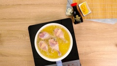 Đun nóng dầu, cho gà vào rán 8 phút với lửa vừa.