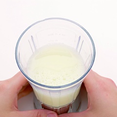 Khoai lang gọt bỏ vỏ, đem hấp chín. Sau đó cho vào máy xay sinh tố cùng với 30g gạo, 200ml nước lọc, bật máy xay nhuyễn hỗn hợp.