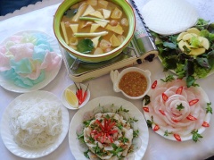 Tất cả món ăn dọn ra bàn. Nồi lẩu đang sôi, nhúng cá vào lẩu cho chín rồi gắp ra để trong dĩa rau ngổ trộn đều, sau đó chan nước mắm chanh vào. Món này ăn với bánh phồng tôm.