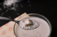 Khi ăn, bạn trình bày các lớp chè như sau: Khoai môn xay nhuyễn, khoai môn hấp, đường, bột báng, nước cốt dừa. Cho vào tủ lạnh trước khi ăn khoảng 30 phút hoặc 1 giờ cho mát. Trộn đều món chè là có thể thưởng thức.