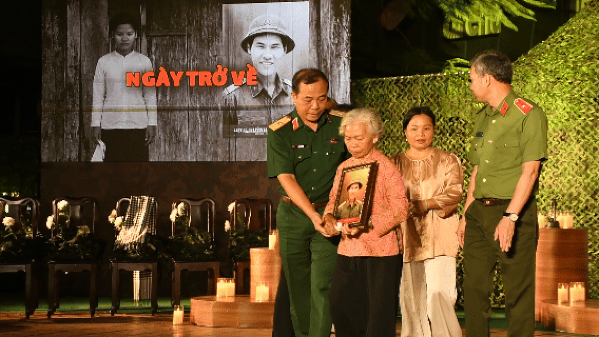 Trao di ảnh phục dựng liệt sĩ Huỳnh Văn Quên: Cuộc hội ngộ thiêng liêng sau gần 60 năm - Báo Sài Gòn Giải Phóng