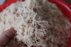 Trong khi đun mắm thì cho thịt vào máy xay sinh tố xay nhưng chỉ để khoảng 5-10 giây 1 lần. Trộn thịt với mắm đã cô đặc, nếu muốn ăn cay thì cho ớt tươi vào (chẻ dọc bỏ hạt), dùng bao tay trộn và bóp thật đều, ướp khoảng 30 phút. Cho thịt ra chảo không dính sao khô, lúc đầu thịt còn ướt thì ta sao lửa vừa để mắm bốc hơi nhanh và tạo đà để chà bông lên màu, càng về sau càng cho lửa thật nhỏ để chà bông khô từ từ mà không cháy.