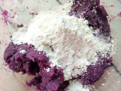 Khoai lang rửa sạch, cắt khoanh to đem hấp chín. Sau đó, nghiền nhuyễn rồi trộn với 50g bột mì thành một khối bột mềm dẻo, không dính tay, chia bột thành từng phần bằng nhau.