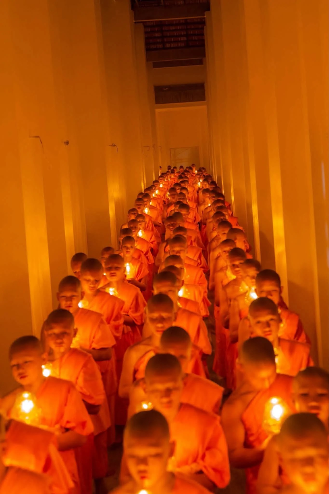ภาพประกอบ คืนวันอาสาฬหบูชา แจ้งชาวบ้านขึ้นมาเวียนเทียนรอบเจดีย์….ปรากฏว่าฝนชุ่มฉ่ำ เดินเวียนเทียนรอบเจดีย์ไม่ได้ ก็เลยสวดธัมจักฯ นั่งสมาธิ และเวียนเทียนกันที่ธรรมสภา ก็สะดวกดี ปรับกันไปตามสถ