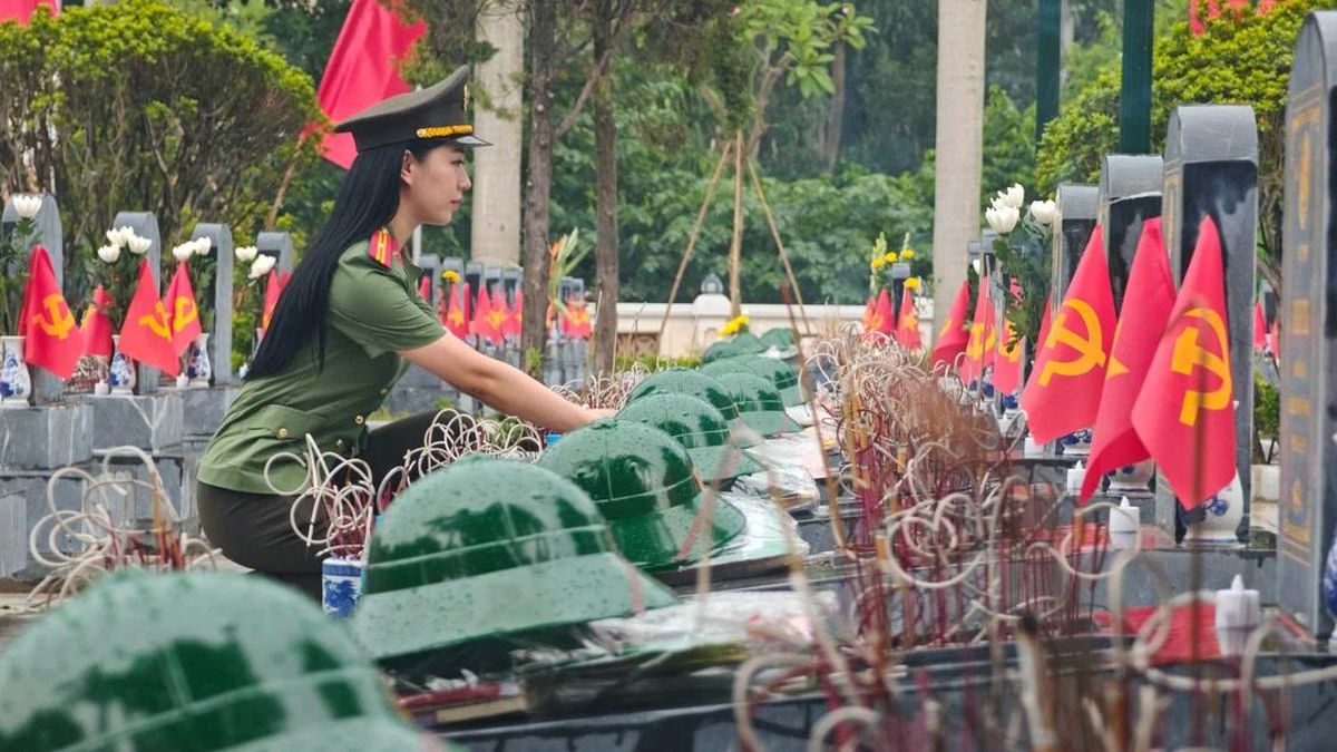 Mâm cỗ cúng đặc biệt chiều 27-7 và những ánh nến tri ân các liệt sĩ dưới mưa - Chuyên trang An Ninh Thủ Đô - Báo Công an nhân dân