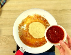 Làm sốt sa tế tắc: Bắc chảo nóng, cho vào chảo 2 muỗng canh dầu ăn, sau đó cho 20gr sả băm và 20gr hành tím băm vào phi thơm vàng. Kế đến cho vào 50ml nước mắm, 50ml nước cốt tắc, 100gr đường nâu và 100gr sa tế tôm vào đảo đều đến khi sôi thì tắt bếp.