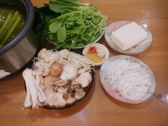 Luộc chín bánh phở rồi cho ra đĩa, ngoài ra bạn dùng mì hay bún đều được. Bày trí các loại rau cải và nấm ra cùng nước dùng rồi thưởng thức lẩu nấm chay thôi nào.