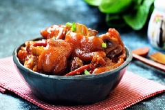 Chân giò heo om bia là món ăn bổ dưỡng cho các mẹ bầu nhé! Để rút ngắn thời gian chế biến thì bạn nên dùng nồi áp suất để nấu nhé! Món ăn có vị mặn ngọt, béo dai rất ngon miệng.
