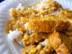 Món cà ri có thể dùng nóng với cơm, bún hoặc chấm bánh mì đều rất ngon! Nếu thích cà ri thêm béo thì trong phần nguyên liêu bạn sẽ bổ sung thêm nước cốt dừa nhé!