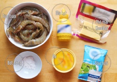 Chuẩn bị các nguyên liệu. Rửa sạch, bóc vỏ tôm. Giữ lại đầu tôm.