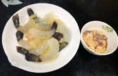 Tôm rửa sạch, lột vỏ và chừa lại phần đuôi cho đẹp, rút chỉ lưng tôm, gạch tôm để riêng. Sau đó cho tôm vào ngăn đá. Hành tím, tỏi bóc vỏ, băm nhuyễn. Ớt rửa sạch, cắt lát.