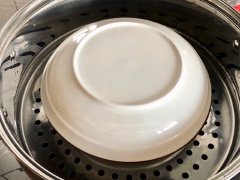Đùng một đĩa có kích thước tương tự để đậy kín trên mặt đĩa trứng hấp, cho đĩa vào xửng hấp, đậy nắp vung, đun sôi với lửa lớn trong khoảng 20-30 phút nhé.