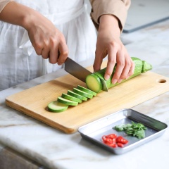 Bí ngòi chọn trái còn xanh tươi mơn mởn. Bí mua về rửa thật sạch, cắt bỏ 2 đầu rồi tiến hành thái thành những lát dày 0.5cm. Ớt dùng thái lát mỏng. Ngò rí thái nhỏ.