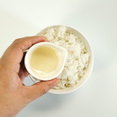 Cho cơm vào cùng 1 thố và trộn với dầu mè. Đập 2 quả trứng gà vào chén, đánh đều rồi chiên vàng, cắt miếng dài. Nếu thích có thể nêm trứng với ít muối và tiêu. Cắt xúc xích theo chiều dọc, dày khoảng 1 - 2 cm. Rửa sạch dưa leo cắt miếng mỏng theo chiều dọc.