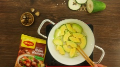 Bắc nồi lên bếp, cho vào 1 muỗng canh dầu thực vật rồi cho thêm 20gr hành boa rô thái lát vào phi thơm. Tiếp theo cho đu đủ vào, thêm 1/2 muỗng cà phê muối, xào khoảng 2 phút cho đu đủ dậy mùi. Sau đó thêm vào nồi 700ml nước rồi hầm đu đủ 20 phút.