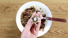 Vỏ xíu mại (vỏ hoành thánh) bạn có thể tự làm tại nhà hoặc mua sẵn ngoài chợ để tiết kiệm thời gian. Cắt vỏ thành những miếng tròn, múc nhân vào chính giữa rồi gấp vỏ bo tròn nhân thành những đường gợn sóng, đặt 1 miếng tôm cắt hạt lựu lên trên. Đặt từng bánh xíu mại vào xửng, bắt nồi nước sôi rồi đặt xửng vào hấp 10 phút cho xíu mại chính.