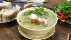 Cháo cá lóc rau đắng nóng múc ra tô, rắc chút tiêu, hành phi lên trên mặt và tất nhiên là không thể thiếu đĩa rau đắng đất ăn kèm rồi. Với hương vị ngon miệng, dễ tiêu hóa lại giàu dinh dưỡng, cháo cá lóc rau đắng thực sự là một món ngon tuyệt vời của miền Tây sông nước. Với cách nấu cháo cá lóc này, sẽ khiến người ăn bị thu hút với vị ngọt ngọt của thịt cá lóc, hương thơm nhẹ nhàng của nấm rơm cùng với vị đăng đắng nhè nhẹ của rau đắng nữa. Còn chờ gì nữa mà không bắt tay thực hiện cháo cá miền Tây hấp dẫn này!
