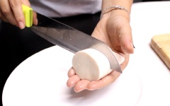 Đậu hũ rửa sạch, cắt khoanh nhỏ vừa ăn. Hành lá rửa sạch, cắt nhỏ.