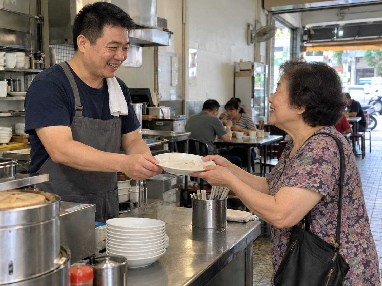 年長顧客向老闆表達感謝