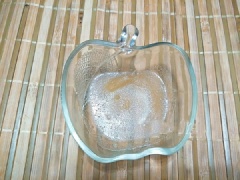 Bạn cho gelatin vào 1 cái bát rồi thêm khoảng 2 thìa nước, ngâm 5 phút cho gelatin nở mềm. Cho nước cà phê đen vào nồi, thêm đường và bật bếp nấu cho sôi.