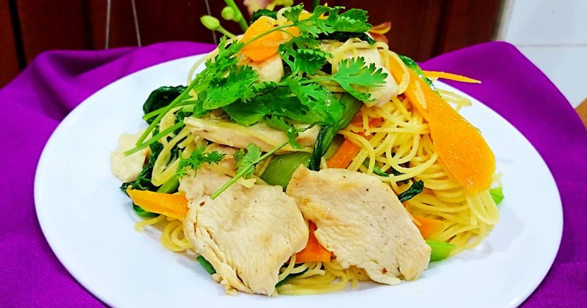 Mì trứng xào thịt gà