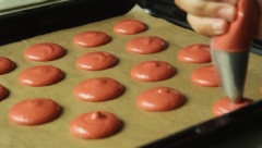 Bắt phần bột macaron lên khay, chờ bột bánh khô 45 phút rồi đem nướng ở nhiệt độ 150 độ C trong 11 phút.