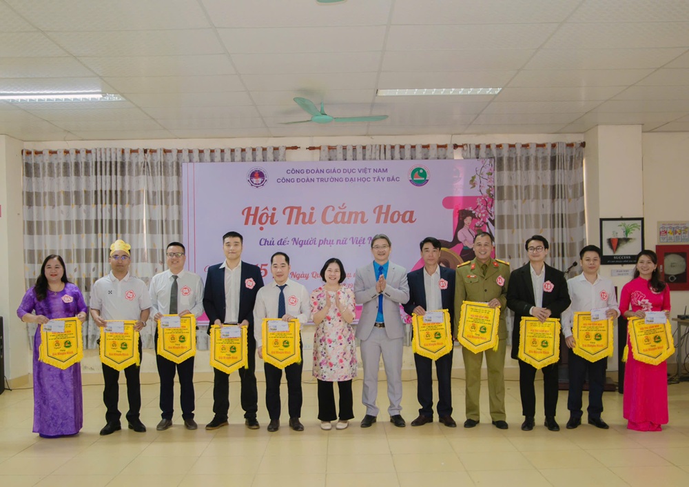 Công đoàn Trường đại Học Tây Bắc tổ chức hội thi cắm hoa chào mừng ngày Quốc tế phụ nữ 8/3