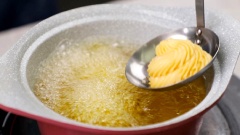 Bỏ hỗn hợp bột vào túi tam giác, bắt bánh ra, để tủ đông 4 tiếng, sau đó lấy ra đem chiên ngập dầu, rồi lăn qua hỗn hợp đường quế tỉ lệ 3 đường 1 quế.
