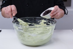 Đánh kem whipping bông trong một bát sau đó đổ hỗn hợp trà xanh sữa đặc vào, trộn đều. Thêm đậu đỏ. Rồi cho hỗn hợp vào một hộp kín, để trong ngăn đá tủ lạnh qua đêm để kem đông lại.