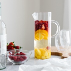 Rót cocktail trái cây ra ly, trang trí thêm ít lá bạc hà cho đẹp mắt là có thể nhâm nhi rồi nhé! Những ai uống được rượu mạnh thì đây có lẽ là thức uống tráng miệng hiệu quả cho mỗi bữa cơm gia đình đấy!