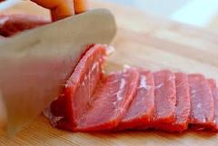 Gạo vo sạch. Thịt bò rửa sạch, cắt lát mỏng.